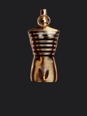 Stilren herrparfym i guld - Unik och trendig parfymflaska i guld med modern design. Perfekt för dig som vill sticka ut och addera en lyxig touch till din samling. Märket är känt för sin ikoniska stil.