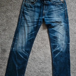 Newdoc Laser Jeans Red Cast Indigo från Replay - 100 % bomull  W32 L 32  Längden 99-100 cm Innerbensmått 72-73 cm Midjemått 43*2 Benöppning 20×2 cm  Vintage! Rare find!