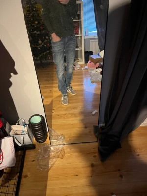 Reaplay  - Säljer ett par snygga blå jeans från Replay i storlek 32/34. Jeansen har en tapered passform med klassisk femficksdesign, slitningar och tvättade detaljer för en cool look. Materialet är jeans och de har normal midja. Perfekta för dig som gillar stilrena och bekväma jeans.