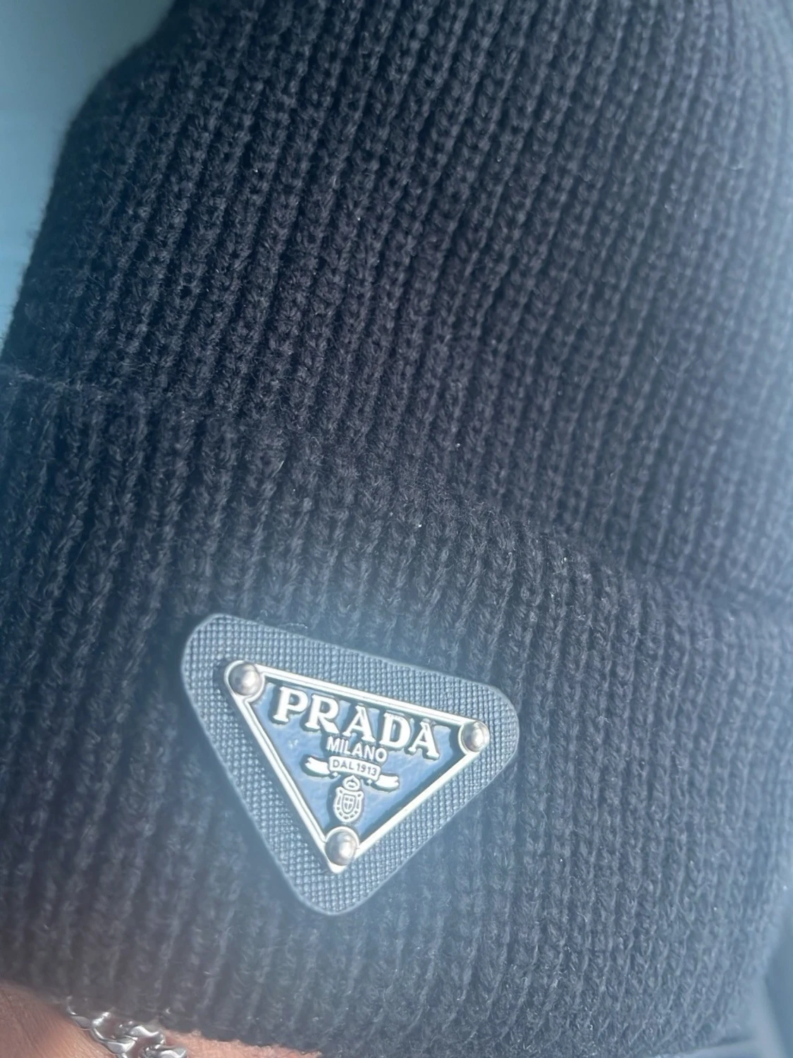 Svart stickad mössa från Prada - 3