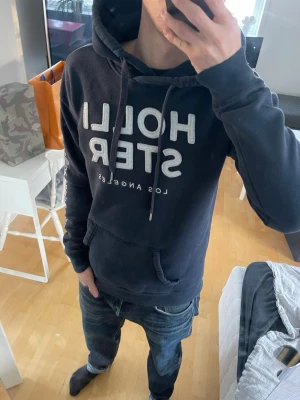 Vintage 2000s Hollister California hoodie (sällsynt) - Säljer nu denna sjukt snygga vintage Hollister hoodie som passar till allt! Storlek S och passar true to size 😊 Riktigt snyggt tryck och hoodien passar perfekt till vintern då den är både varm och bekväm🙌 Säljs ej längre och är därför mycket eftertraktad! Skriv vid funderingar 📲🤩