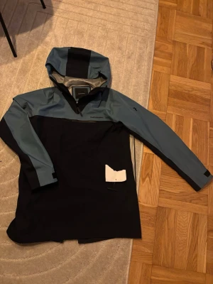  Peak Performance jacka - 3600kr, nypris, den., sig, få, smidigt, för, sidan, på, öppna, att, dragkedja, finns, huvudet, över, man, trär, skidjackan, andningsförmåga., vattentät, vindtät, lager, 3, använd., aldrig, kvar, lappar