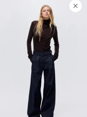 Mörkblå wide jeansbyxor med hög midja - Säljer dessa trendiga jeans då de inte passar mig i stilen! Ny pris 490kr Materialet är klassiskt jeans och färgen är djupblå.