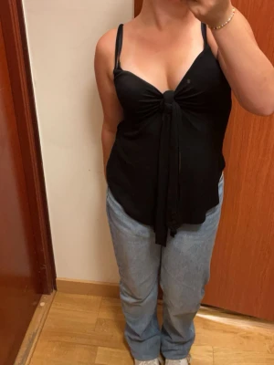 Svart linnetopp med knyt framtill - Jättefin linnetop som inte kommer till användning, perfekt till sommaren!💕