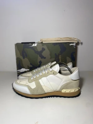 Valentino Rockrunners  - Skick 9/10, Inga defekter. | Storlek 42 1/2 men passar 43|      | Box, Dustbag och kort ingår| Gåva ingår vid köp!