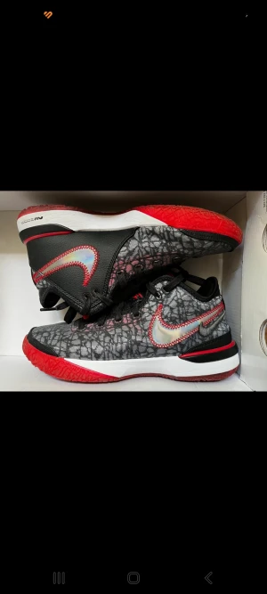 Nike Lebron NXT GEN sneakers svart/röd - Jätte fint kvalitet använd 1 gång men de är lite stira för mig . De är 40,5 men passar 40 också