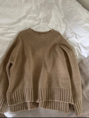 Beige stickad tröja från Gina tricot  - Säljer en beige stickad tröja från Gina tricot 
