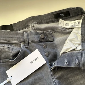 Nya dondup jeans - Helt nya, inga defekter men tags medföljer inte. Storlek  w32 mått finns! Nypris ca 3500kr. Modellen är 180 cm, 70 kg. Tvär feta och perfekta inför vårterminen. Skriv för mer information!🤝