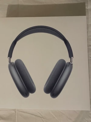 AirPods Max - Apple AirPods Max trådlösa over-ear hörlurar med aktiv brusreducering och Smart Case. Snygg design, hög ljudkvalitet och komfort. Förpackningen ser ut att vara i mycket gott skick, inga synliga defekter eller slitage. Perfekt för musik, film och samtal.