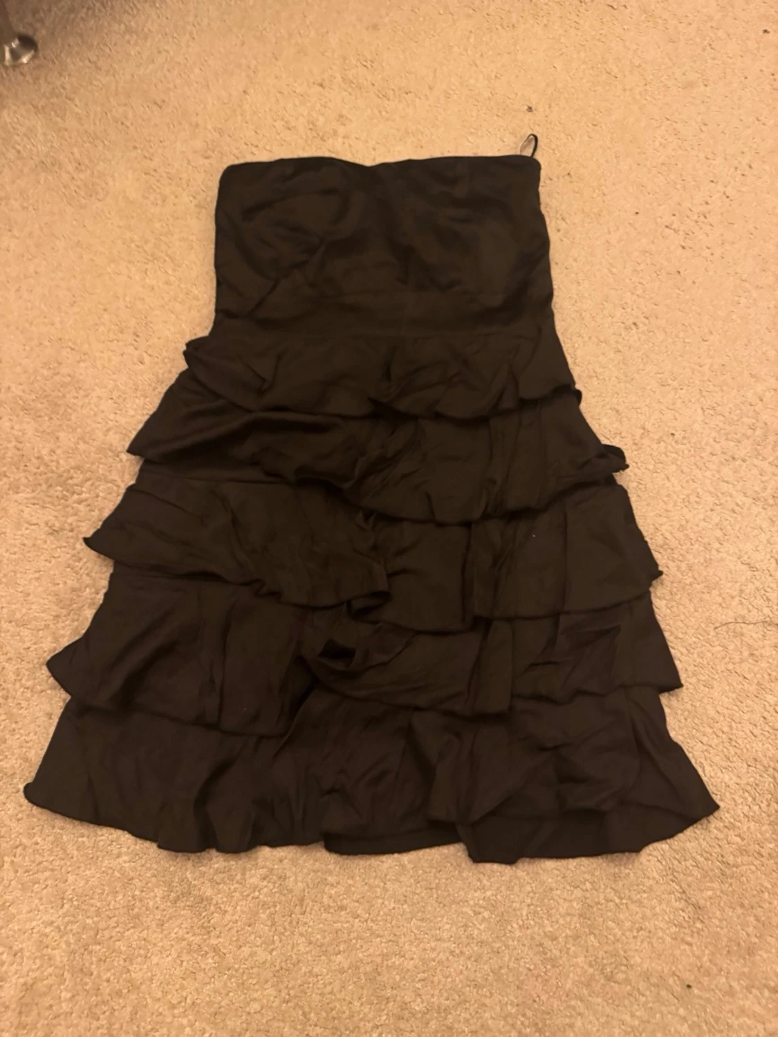 Svart axelbandslös volangklänning - 2