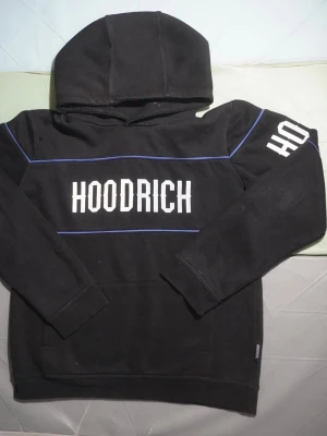 Hoodrich Hoodie - Hoodrich hoodie som har ett litet hål. Passar perfekt till både vardagsbruk eller annat