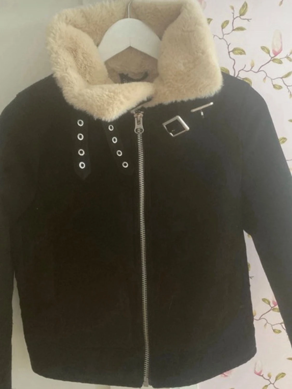 Svart teddyjacka med beige krage - 2