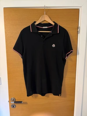 Moncler piké  - Tja, säljer en moncler piké i svart. Storlek S. Mycket sparsamt använd så skick 9/10. Nypris 3600:-.        Hör av dig vid frågor!🔥