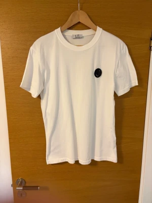 Cp company T-shirt - Tja, säljer en fet cp company T-shirt i vit. Storlek S, passar typ 170-180 cm lång. Sparsamt använd och skick 8,5/10. Nypris ca 1200:-.                                 Hör av dig vid frågor!🔥