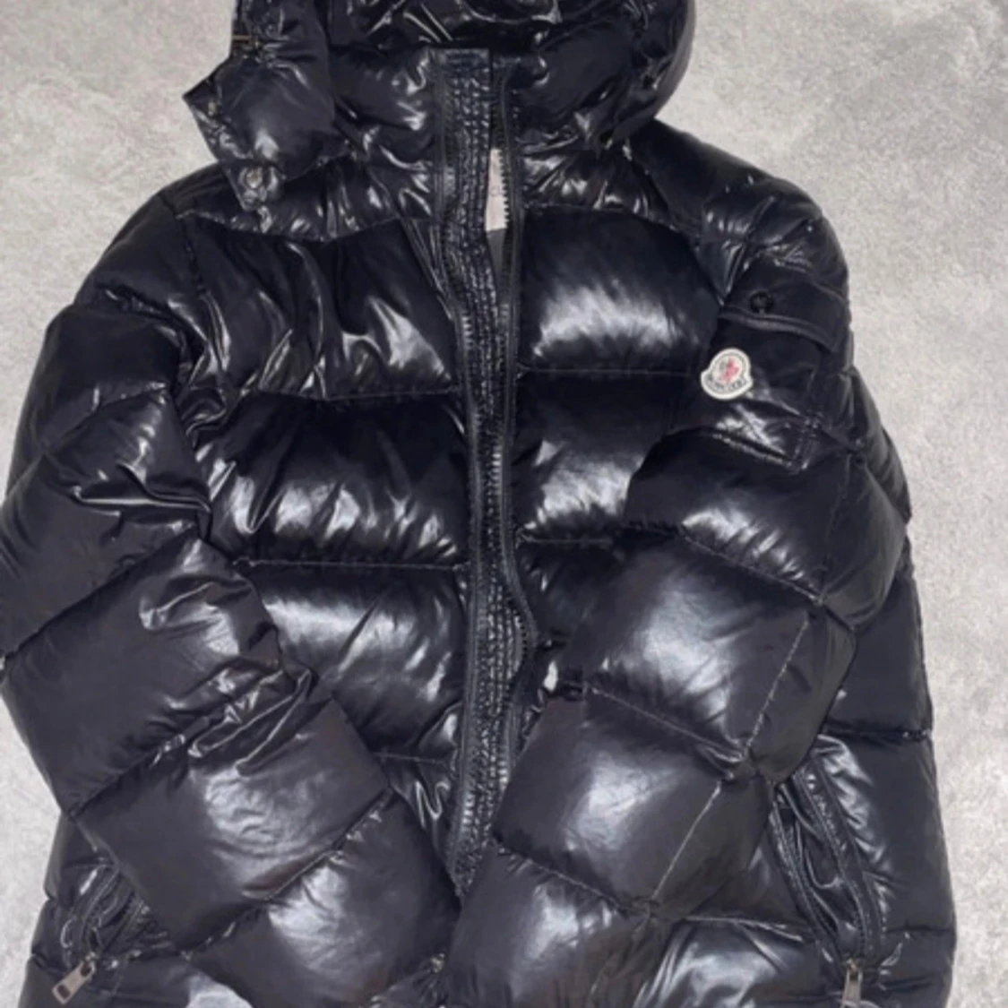 Svart Moncler pufferjacka med huva