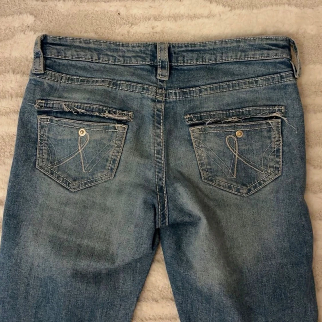 Blå slitna bootcut jeans med brodyr - 2
