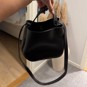 VÄSKA - väska som är i super fint skick. Tror den är använd 2-3 gånger. Tror den kommer från gina