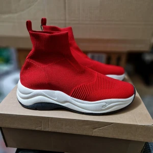 Helt nya skor Storlek 41 - Strumpliknande passform. Finns även i storlekar 42 och 43. Skickar spårbart och försäkrat inom 2 dagar 