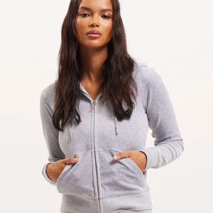 Juicy Couture Set Grått - Säljer mitt Juicy Couture set i förgen ”Silver Marl”, köpt för ca 2 år sedan men sällan använt så i bra skick. För privata bilder så skicka ett meddelande så löser jag det! Överdelen är i strl M och nederdelen är i strl S, säljer ej delarna separat utan endast som set❣️