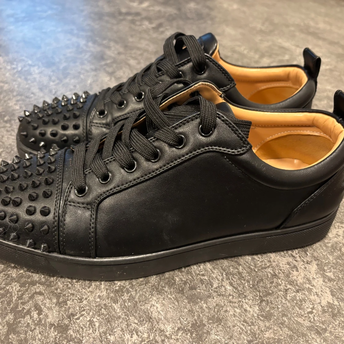 Christian Louboutin svarta sneakers med nitar - 2