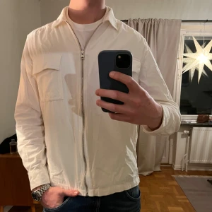 Vit These Glory Days Overshirt med dragkedja  - Säljer denna sjukt snygga Overshirten från These Glory Days⭐️ Färgen är vit och storleken är M✅ Den har inga defekter och skicket är utomordentligt🙌🤝 Sjukt najs passform och passar perfekt till hösten🍁🙌 Tveka inte på att höra av er dig vid minsta fråga eller fundering😊