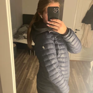 Peak performance jacka - Säljer en peak performance jacka i storlek 160. Använd fåtal gånger och i mycket bra skick!