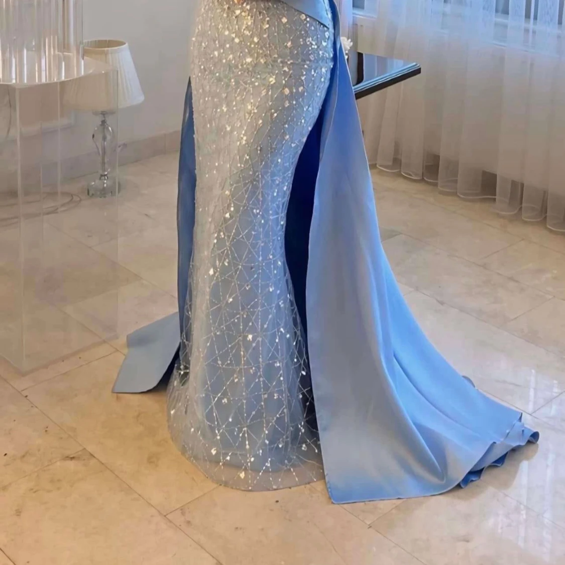 Glittrig blå långklänning med drapering - 1
