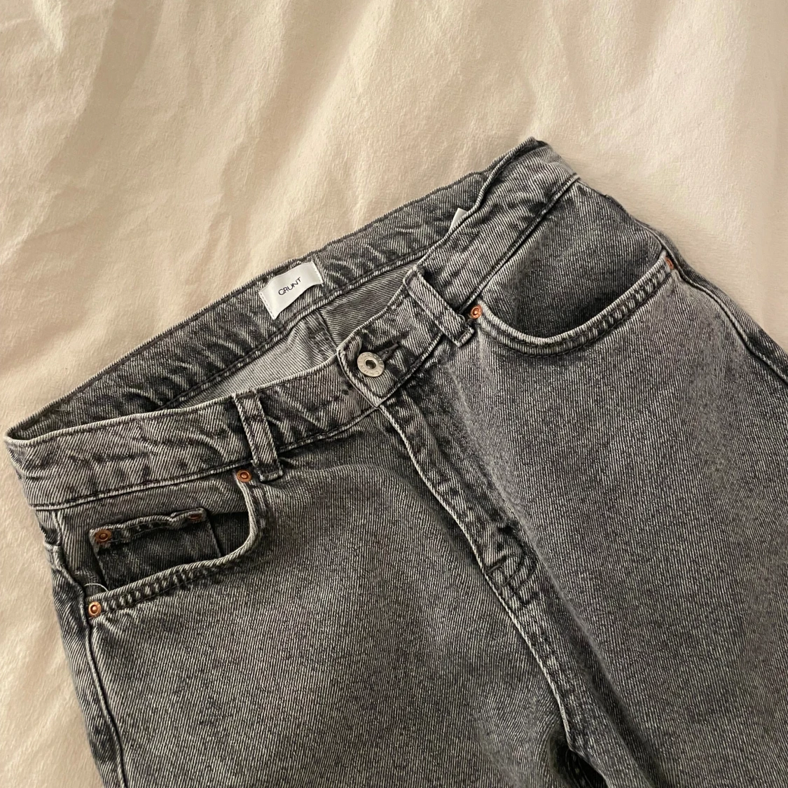 Grå raka jeans från grunt - 2