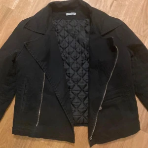 Svart bikerjacka med quiltat foder 34 - Snygg svart bikerjacka från Italien med quiltat innerfoder med dragkedja. Strl xs alltså 34 