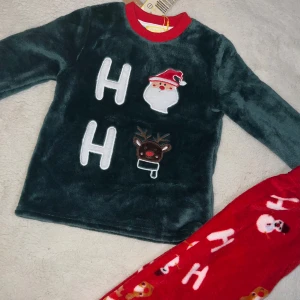 Nattplagg sovplagg för jul - 🌷Jättevarmt och fin pyjamas med jultomtetryck 🎅 den är unisex storlek 110/116 🌷Djur och rökfritt hem. 🌷Bundle rabatt.                         🌷Accepterar rimliga bud.