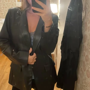 Svart skinnjacka  - Svart, lite länge skinnjacka🌸🌸