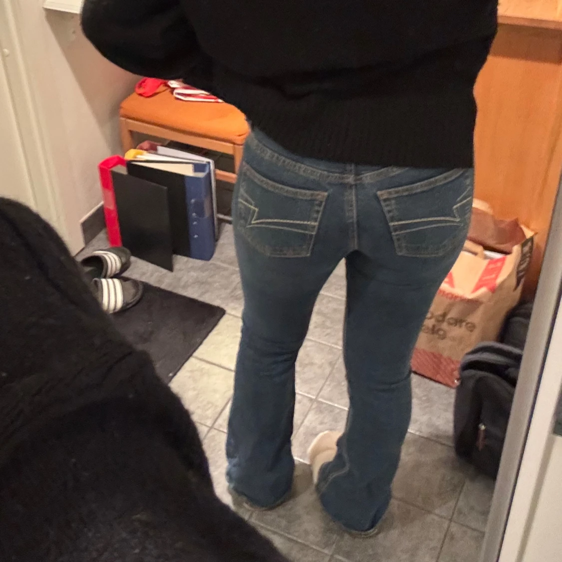 Blå bootcut jeans snygga fickor  - 3