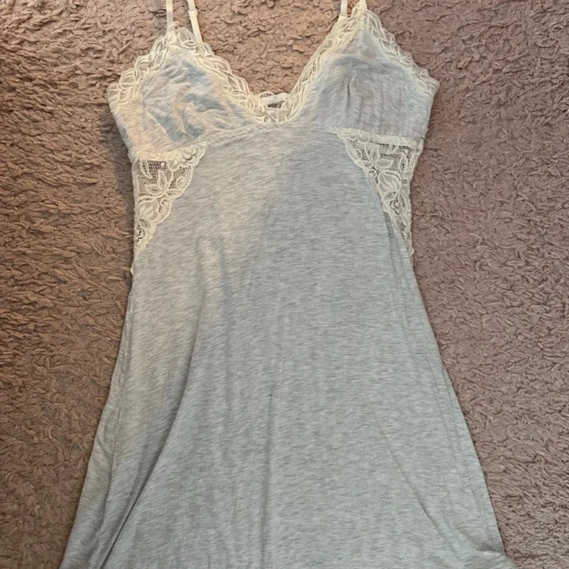 Vit kortklänning med spetsdetaljer