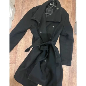 Kappa  - Snygg, slitstark och redo för alla väder! Den här kappa håller dig varm och bekväm, oavsett äventyr. Beställ idag och få snabb leverans! Passa på att kolla in våra andra plagg – perfekt för hela garderoben! #Jacka #OutdoorStyle #SnabbLeverans #Friluftsliv #VinterRedo #HöstMode #ShopNow #AdventureReady #ComfyAndWarm