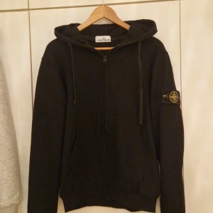 Svart Stone Island Zip - Nu säljer jag min stone island tröja för att jag ska skaffa körkort snart, så försöker sälja några av mina klädesplagg. Priset är inte hugget. Jag skickar så fort jag kan. :)