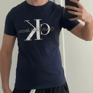 T-shirt - Calvin Klein mörkblå t-shirt. Storlek S.