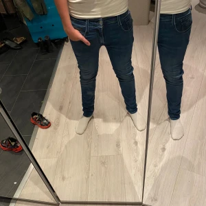 Replay jeans  - Replay jeans för 1499 ny pris nyaste replayjeans Säljer ett par mörkblå skinny jeans från Replay med klassiska fem fickor och snygga detaljer på bakfickorna. Jeansen har låg midja och är tillverkade i stretchigt denim för en tight passform. Perfekta för dig som gillar en smal siluett och stilren look.