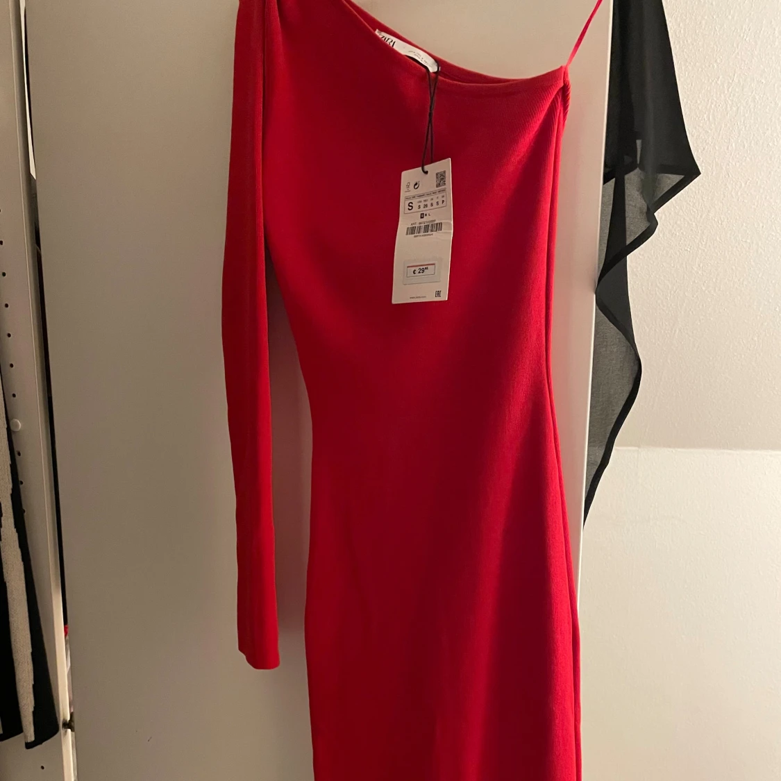 Röd oneshoulder klänning från Zara