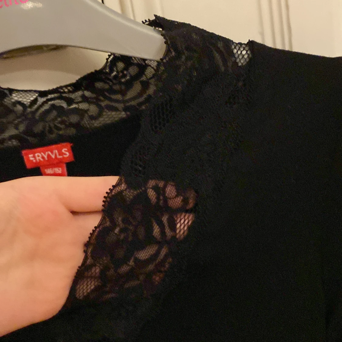 Svart långärmad topp med spets från RYVLS - 3