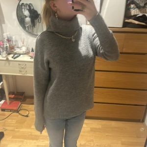 Grå polotröja från 157 - Säljer en grå polotröja från 157 i storlek XS. Tröjan är stickad med ribbade muddar och har en hög, mysig polokrage. Skriv om frågor!!🥰🥰