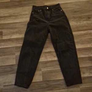 Svarta jeans från 8Denim, loose fit - Svarta jeans från 8Denim med klassisk femficksdesign och hög midja. Jeansen har en loose passform och raka ben, tillverkade i kraftigt denimtyg. Perfekta för dig som gillar en avslappnad och trendig stil.