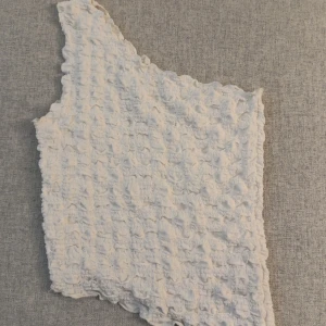 Vit topp med textur - Oanvänd, normal i storleken.