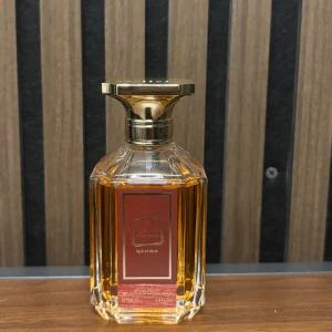 Khamrah Qahwa parfym 100ml - Khamrah Qahwa från Lattafa är en parfym med noter av kanel, kardemumma, ingefära, praline, kandiserade frukter, vita blommor, vanilj, kaffe, tonkabönor, rökelse och mysk. Volym: 100ml. Perfekt för dig som gillar unika och trendiga dofter.