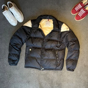 Moncler jacka - Tja allihop just nu så säljer jag min mörkblåa pufferjacka från Moncler med krämvita detaljer på axlarna. Jackan är i mycket fint skick och är självklart äkta den passar perfekt på min pappa som är 185 och väger 75 kg 