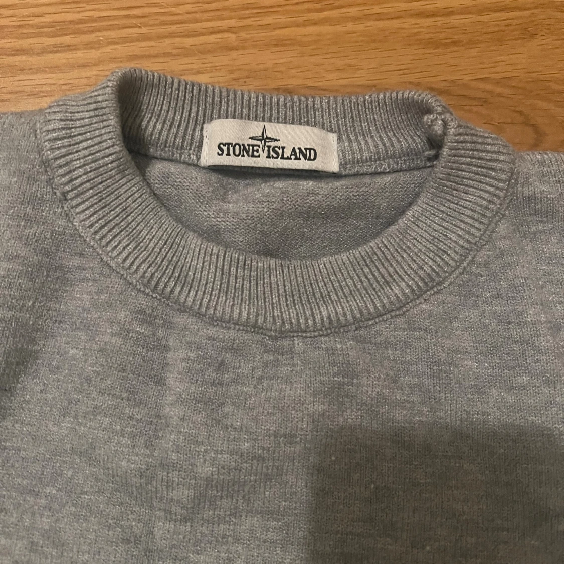 Grå stickad tröja från Stone Island - 1