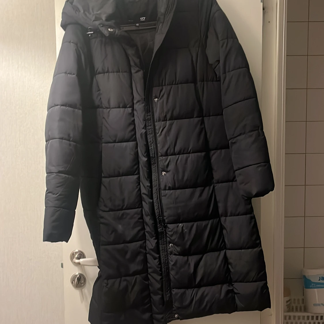 Svart lång pufferjacka med huva