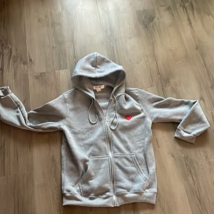 Grå zip tröja från cdg  - Helt ny och fräsch tröja från cdg bara att skriva Om det ör några funderingar 👌👌