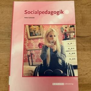 Socialpedagogik - Upptäck hur socialpedagogik kan göra skillnad! Boken tar upp utanförskap, relationer och respekt för olika livssituationer. Perfekt för dig som vill förstå och arbeta med människor, både i skolan och i yrkeslivet. Innehåller verkliga berättelser och diskussionsfrågor.