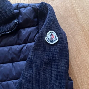 Mörkblå Moncler cardigan med dragkedja - Säljer en mörkblå Moncler Cardigan🙌🏻| Storlek S | Skick 9.5/10🔥| Skriv vid minsta fundering 💭 