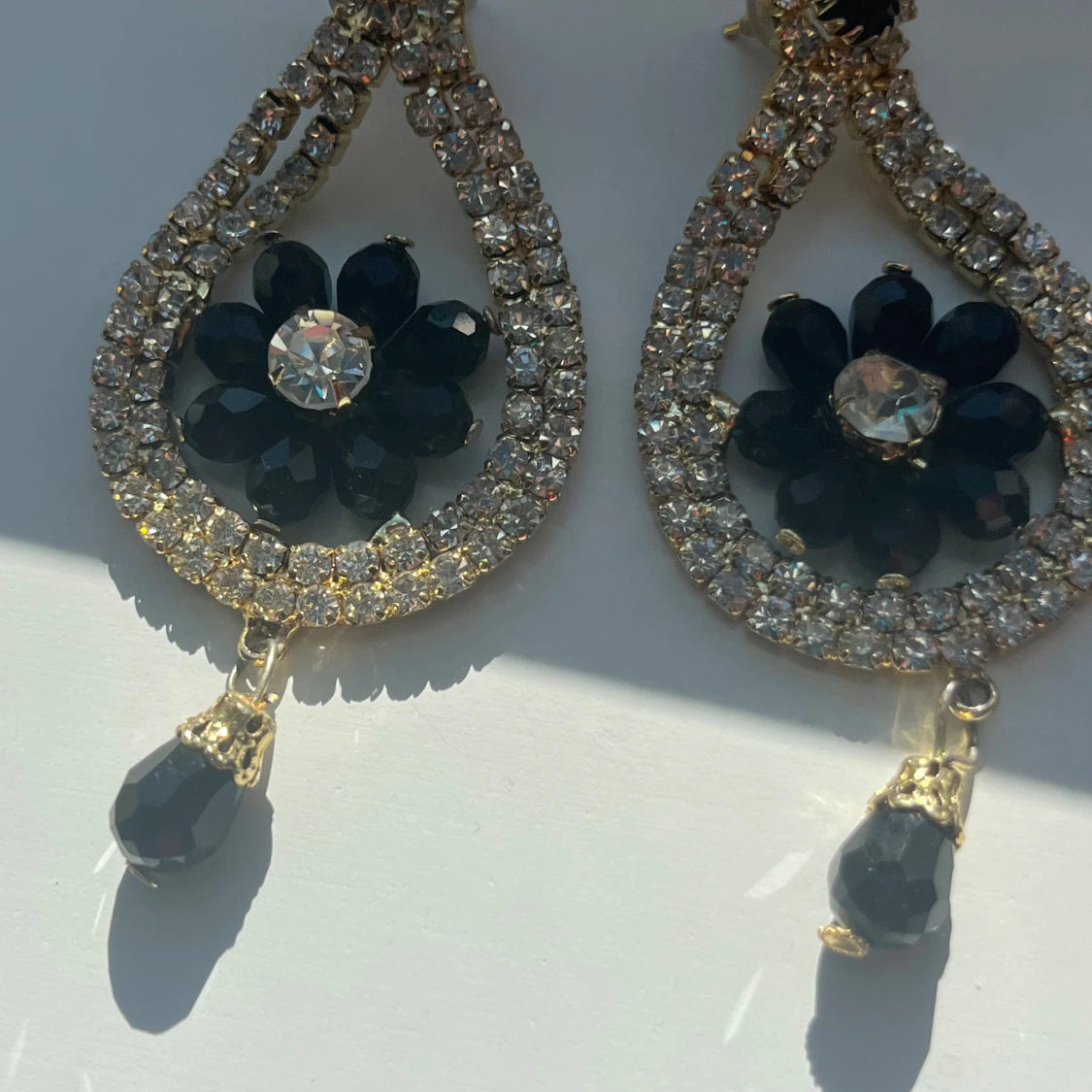 Glittriga örhängen med svarta blommor - 1